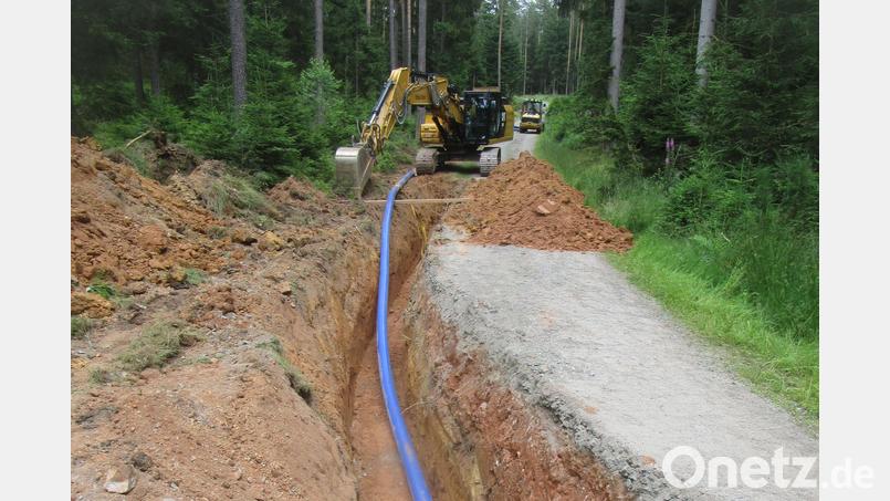 Von April bis September liefen die Bauarbeiten für den Neubau der insgesamt 3750 Meter langen Verbundleitung zwischen Mitterteich und Waldsassen. Insgesamt investiert die Stadt Mitterteich 820000 Euro in die Wassersicherheit für ihre Bürger und Firmen. Bild: Thomas Grillmeier /exb