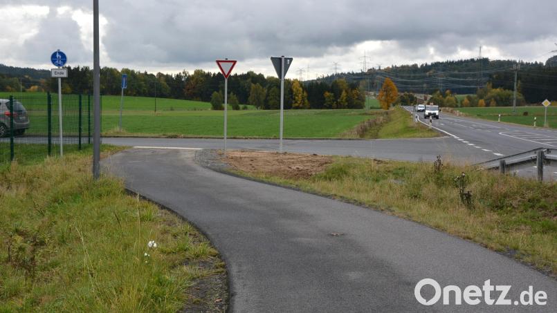 An dieser Stelle beim Backhaus Kutzer endet derzeit der Radweg von Konnersreuth nach Mitterteich. Jetzt soll der Radweg nach Mitterteich weitergebaut werden, die Umsetzung des Weges ist für die Jahre 2027/28 geplant. Die Kosten teilen sich Konnersreuth und Mitterteich je nach Länge ihrer Trasse. Bild: jr