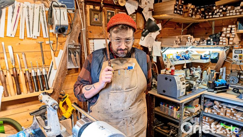 Stephan Köstler in seiner Zauberstab-Werkstatt in Groschlattengrün. Foto: Stephan Köstler