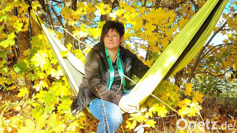 Nach dem Ausscheiden von Harald Schlöger gibt es bei der Kreisfachberatung für Gartenbau und Landschaftspflege in Tirschenreuth ein neues Gesicht: Melanie Kellner. Wie bereits einige Gartenliebhaber vor ihr nimmt sie Platz in der Hängematte und stellt sich vor. Bild: Christian Kellner