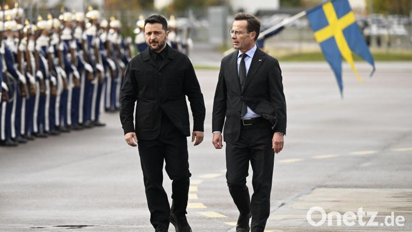 Der ukrainische Präsident Wolodymyr Selenskyj (links) wurde am Mittwoch von Regierungschef Ulf Kristersson (rechts) in Linköping begrüßt. Bild: Fredrik Sandberg/TT News Agency via AP/dpa