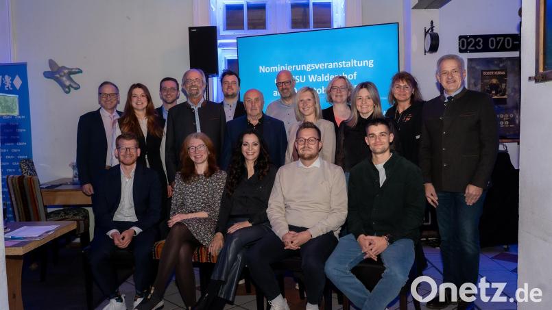 Die Kandidaten des CSU-Ortsverbandes Waldershof mit dem Sprecher der CSU-Kreistagsfraktion Bernd Sommer (links), Kreisgeschäftsführer Adrian Käß (stehend, Dritter von links), Landrat Roland Grillmeier (rechts) und Bürgermeisterkandidatin Margit Bayer (sitzend, Mitte). Auf dem Foto fehlen Michael Schels und Thomas Ernstberger. Bild: CSU Waldershof