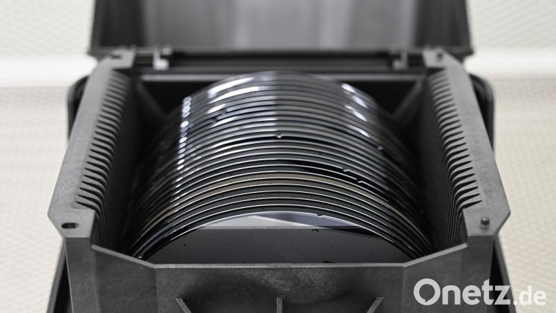 Zwischenprodukte der Halbleiterproduktion, sogenannte Wafer, liegen in einer Box. (Archivbild) Bild: David Hammersen/dpa