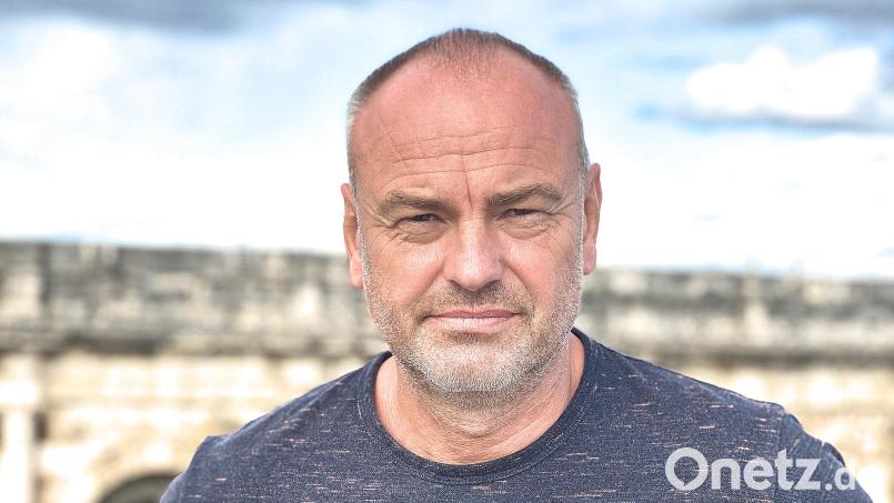 Autor Ralf Nestmeyer stellt in der Buchhandlung Volkert in Sulzbach-Rosenberg seine Provence-Krimi-Reihe um Capitaine Malbec vor. Bild: Monika Ettl/exb