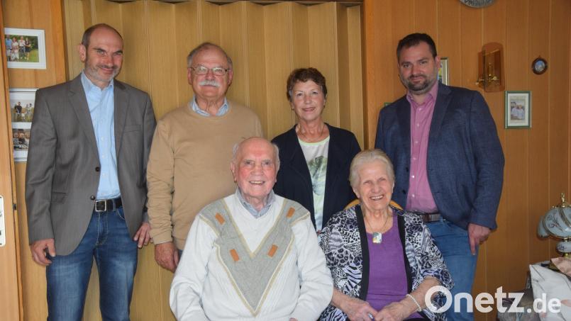 Isolde Gössl feierte ihren 90. Geburtstag, ihr Ehemann Richard kürzlich den 94. Geburtstag. Bürgermeister Sebastian Hartl (rechts) und Marktgemeinderat Roland Rauch (links) gratulieren. Mit auf dem Bild Tochter Heidi und Schwiegersohn Siegmund. Bild: fz