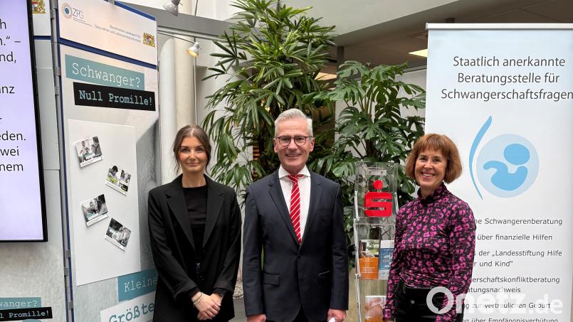 Waren bei der Eröffnung der Ausstellung in den Räumen der Sparkasse dabei (von links):
Theresa Fenzl (Gesundheitsamt Schwandorf), Werner Heß (Vorstandsvorsitzender Sparkasse Schwandorf) und Margit Malzer (staatlich anerkannte Beratungsstelle für Schwangerschaftsfragen). Bild: Ulrike Lorenz