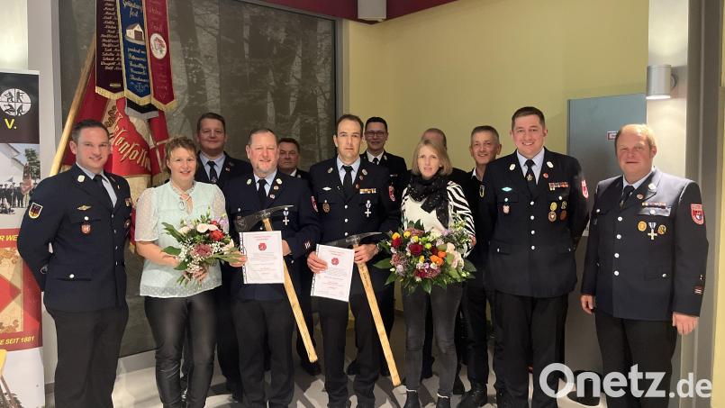 Die beiden ehemaligen Kommandanten Thorsten Michl und Bernhard Graml wurden beim Kameradschaftsabend offiziell verabschiedet. Bild: Florian Schlegel