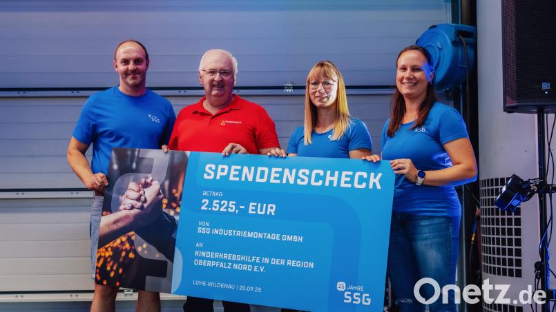 Bei der Spendenübergabe (von links): Geschäftsführer Tobias Stangl, Herbert Putzer (Kinderkrebshilfe) sowie die beiden SSG-Angestellten Daniela Bock und Steffi Namberger. Bild: Tobias Stangl