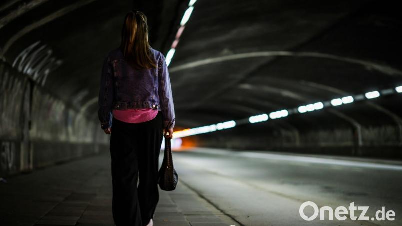 Frauen fühlen sich im öffentlichen Raum häufiger unsicher als Männer. Bild: Christoph Reichwein/dpa