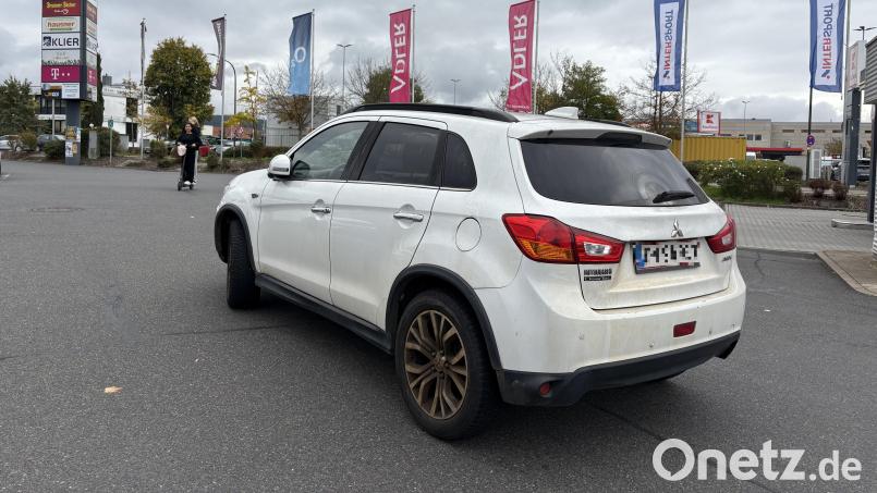Der weiße Mitsubishi mit dänischem Kennzeichen steht seit rund zwei Monaten unbewegt auf der Parkfläche des E-Centers Grünbauer in Weiden. Bild: Jona Lang
