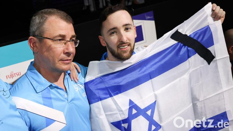 Durfte nicht zur WM nach Indonesien: Artem Dolgopyat (r). (Archivbild) Bild: Geert vanden Wijngaert/AP/dpa