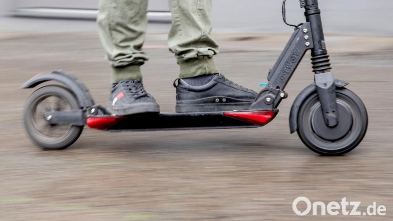 In Amberg hat die Polizei einen betrunkenen E-Scooter-Fahrer gestoppt. Symbolbild: Christoph Soeder/dpa