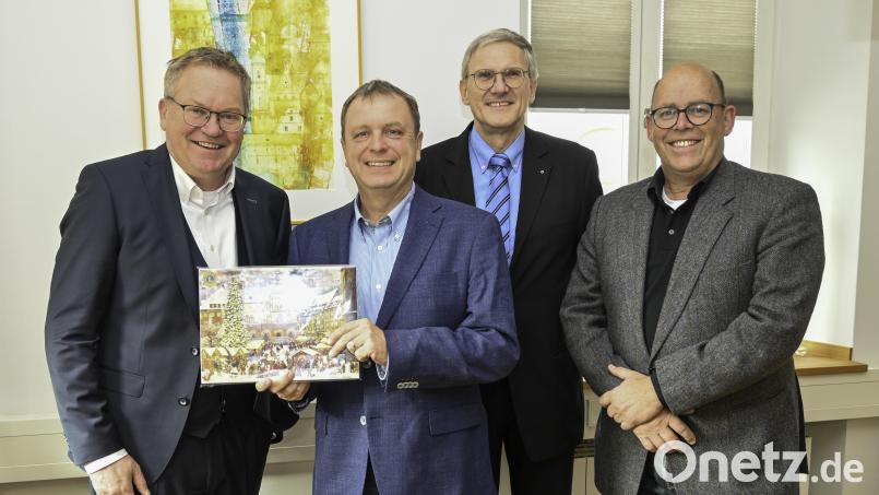 Oberbürgermeister Michael Cerny erhält den ersten Adventskalender des Amberger Lions-Clubs. Bild: Thomas Graml