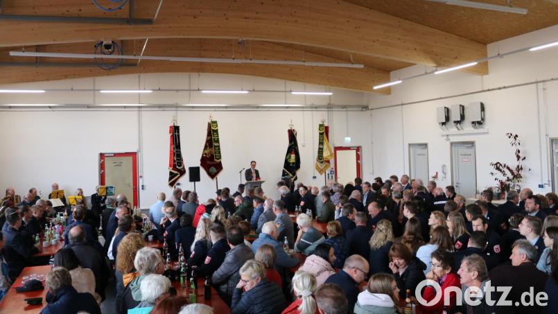 Gut gefüllt war die Fahrzeughalle für den offiziellen Teil. Bild: lei