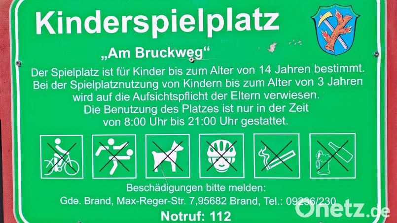 Auf dem Spielplatz sind auch angeleinte Hunde nicht erlaubt. Außerhalb gilt Anleinpflicht. Bild: ld