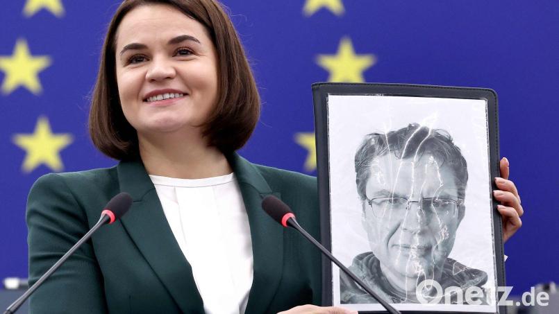 Die belarussische Oppositionsführerin Swetlana Tichanowskaja zeigt ein Bild von Andrzej Poczobut. Bild: Frederick Florin/AFP/dpa