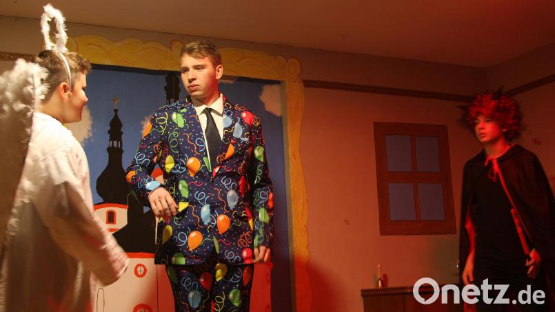 Die Uraufführung des Zweiakters „Fasching in Gefahr“ war vor einem Jahr dem Nachwuchsautor und Darsteller Lukas Forster (Zweiter von links) aus Pechtnersreuth zu verdanken. Archivbild: wro
