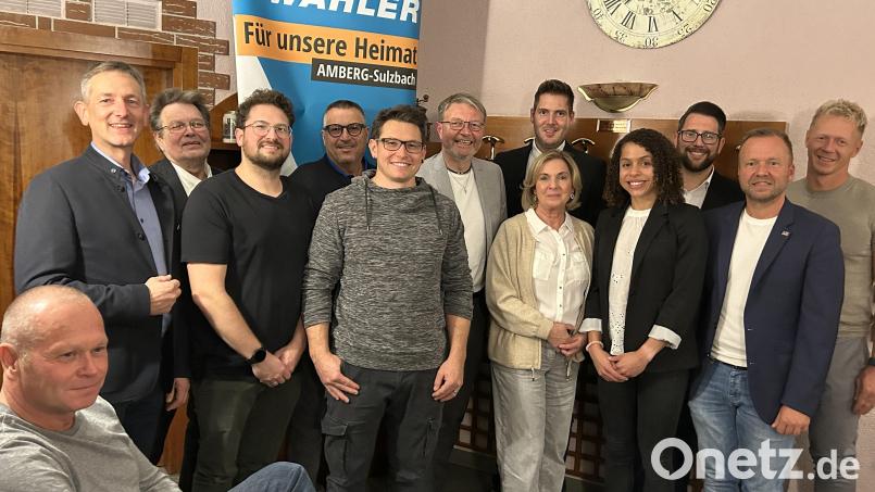 Die Freien Wähler haben einen neuen Ortsverband gegründet (von links): stellvertretender Kreisvorsitzender Albert Geitner, Kreiskassier Günther Frieser, Schriftführer Alexander Pömsl, Wolfgang Micko, Kassenprüfer Simon Donhauser, Kreisvorsitzender und Landesvize Hans Martin Grötsch, stellvertretender Vorsitzender Christoph Micko, Claudia Micko, Vorsitzende Stella Zimmer, Landratskandidat Stefan Kroher, Landtagsabgeordneter Bernhard Heinisch und Kassier Dominik Greiler. Bild: Anja Geitner