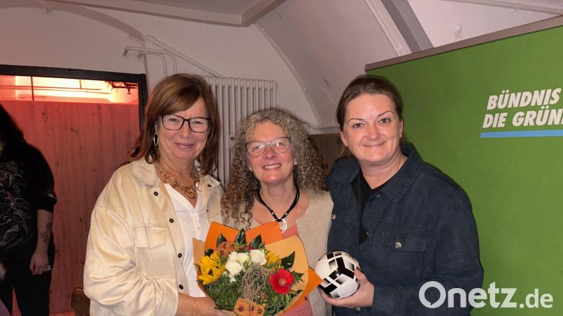 Sie tritt bei der Kommunalwahl an: Yvonne Rösel, flankiert von Gaby Mutzbauer (links) und MdB Tina Winklmann, ist die Bürgermeister-Kandidatin von Bündnis90/Die Grünen. Bild: ge