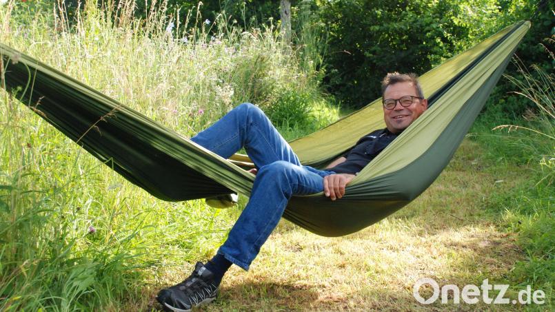 In den letzten Jahren lud Harald Schlöger immer wieder Gäste dazu ein, in der Hängematte Platz zu nehmen und Auskunft über ihren Garten zu geben. Heute ist nun er an der Reihe. Bild: cvl