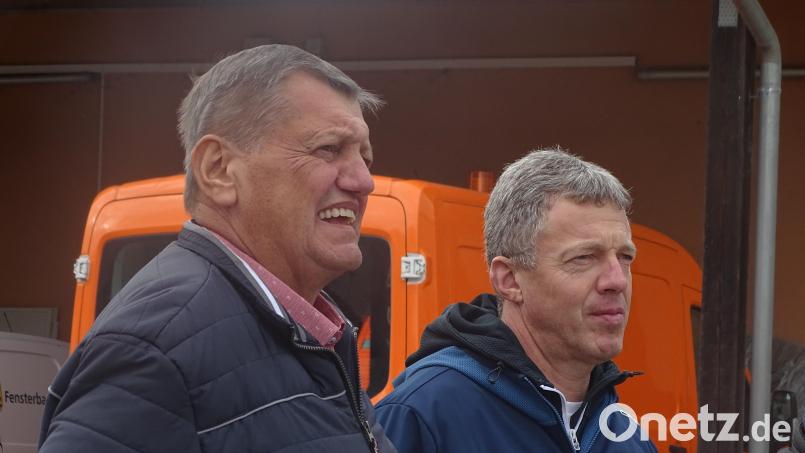 Zu Stellvertretern des Fensterbacher Gemeindeoberhaupts Florian Adam
gewählt: Franz Ziegelmeier aus Wolfring (links) ist ab sofort zweiter Bürgermeister. Rechts daneben Harald Saffert aus Dürnsricht, der jetzt als dritter Bürgermeister amtiert. Bild: Houschka