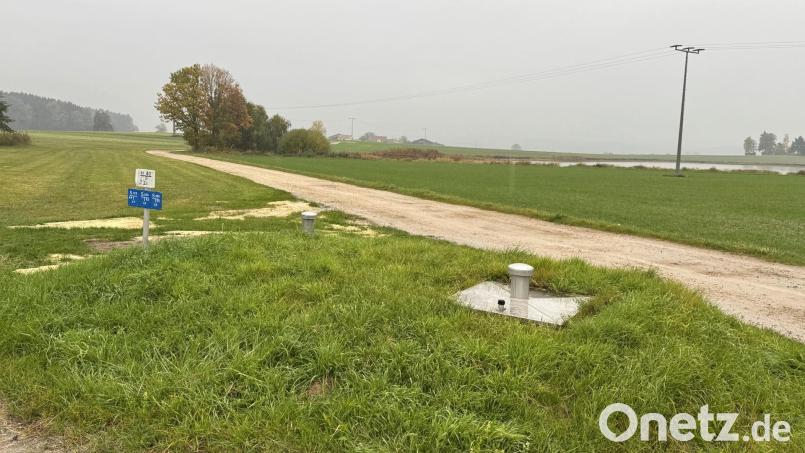 Ab dem Übergabeschacht Ruit soll eine zweite Wasserleitung zur Verbesserung der Versorgungssicherheit von Stulln und der Firma Pharma gebaut werden. Im Hintergrund der Schanderlhof. Bild: Hans Prechtl