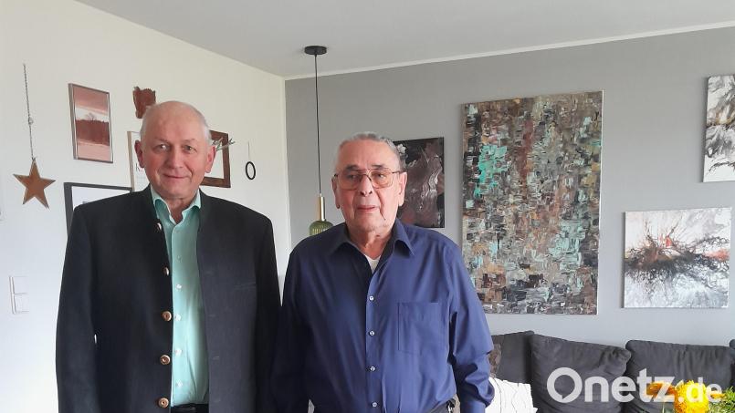 Jubilar Gerhard Franz Josef Niebler mit 2. Bürgermeister Franz Weiß. Bild: Gemeinde Freudenberg
