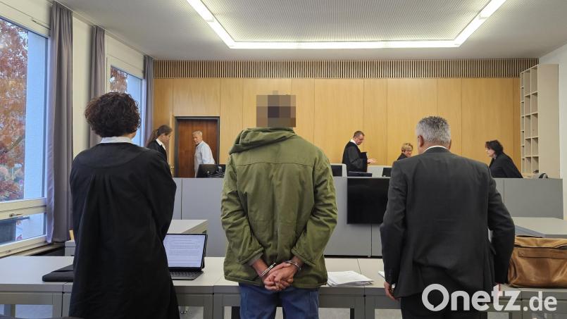 Dem Angeklagten (in der olivgrünen Jacke) drohen mehr als sechs Jahre im Gefängnis. Der Syrer soll Auftraggeber in einer Schleuserbande sein. Bild: blf