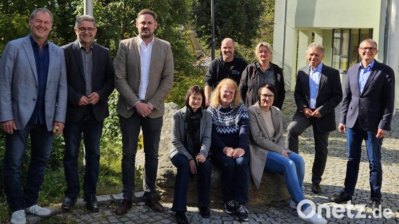 Der neue Geschäftsführer Michael Gersch (rechts) wurde von seinem Vorgänger Andreas Munder (Zweiter von rechts) und dem TMO-Team begrüßt. Auch die Bürgermeister aus Warmensteinach, Mehlmeisel und Fichtelberg freuten sich über die Neubesetzung. Bild: Simone Werner-Ney