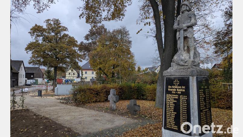 Das Kriegerdenkmal in Kondrau an der Bundesstraße 299 ist gereinigt und die Anlage neu gestaltet worden. Anders als bisher geplant bleibt die Blickrichtung des Soldaten unverändert. Bild: pz