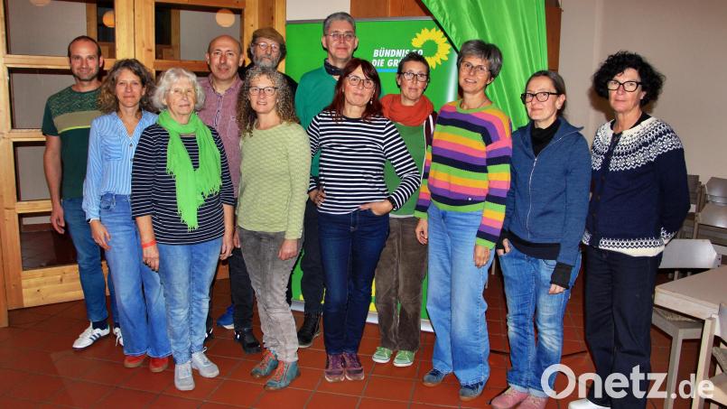Erleichtert über den problemlosen Verlauf der Aufstellungsversammlung zeigten sich von links: Tobias und Susanne Bucek, Teresa Wißmüller, Rainer Heinl, Kreisvorsitzende Yvonne Rösel, Theo Wißmüller, Andreas Pesel, Gerlinde Bogner, Carola Engel, Christine Lettau, Birgit Eitner und 2. Kreisvorsitzende Angelika Masi-Geißner. Bild: ds