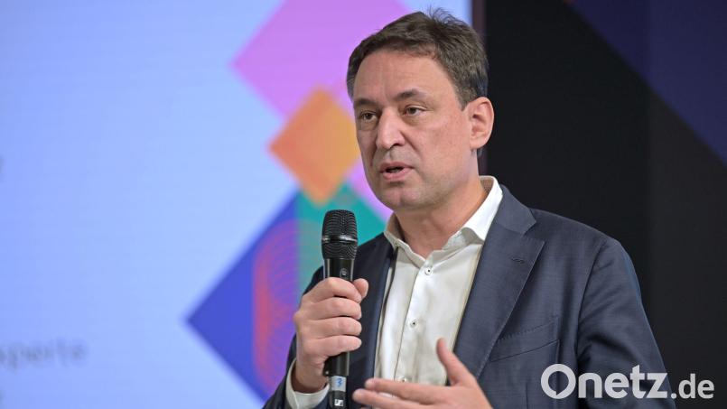 Georg Eisenreich gibt die Verlängerung der Initiative „Justiz und Medien - konsequent gegen Hass“ bekannt. Bild: Malin Wunderlich/dpa