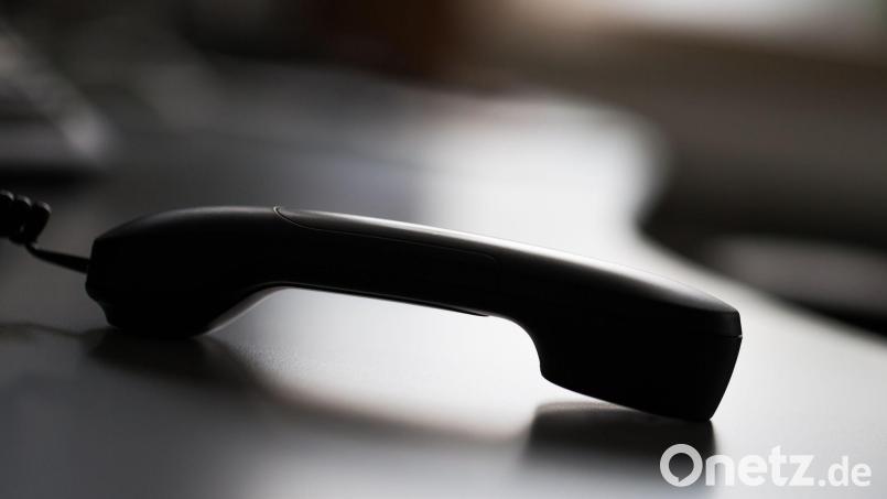 Telefonbetrüger sollen bei einem pensionierten Polizisten und dessen Ehefrau angerufen und sich als Polizeibeamte ausgegeben haben. (Symbolbild) Bild: Rolf Vennenbernd/dpa