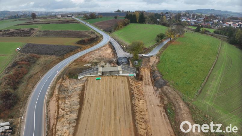 Ein weiterer Meilenstein an der Staatsstraße 2177 in Waldershof wird erreicht. Bild: Bauamt Amberg-Sulzbach