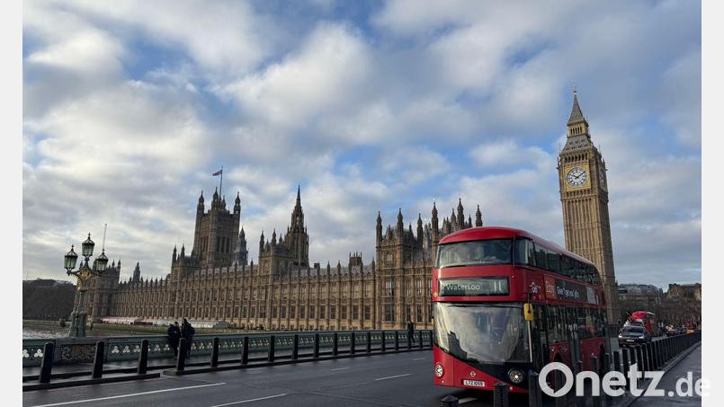 Im britischen Parlament soll es zunächst keine Debatte über die Verwicklung von Prinz Andrew in den Missbrauchsskandal um den verstorbenen US-Multimillionär Jeffrey Epstein geben. (Symbolbild) Bild: Julia Kilian/dpa