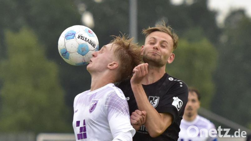 Szene aus dem Hinspiel zwischen dem 1. FC Schwarzenfeld (rechts Marvin Melchner) und dem TSV Kareth. Der FC verlor mit 0:3. Bild: mhs