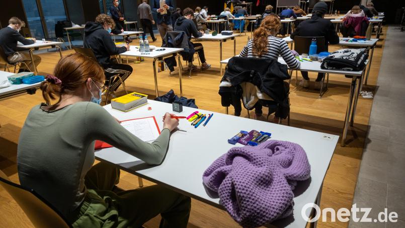 Im Bayerischen Landtag wird lebhaft um die Sinnhaftigkeit von Exen im Unterricht gestritten. Symbolbild: Peter Kneffel