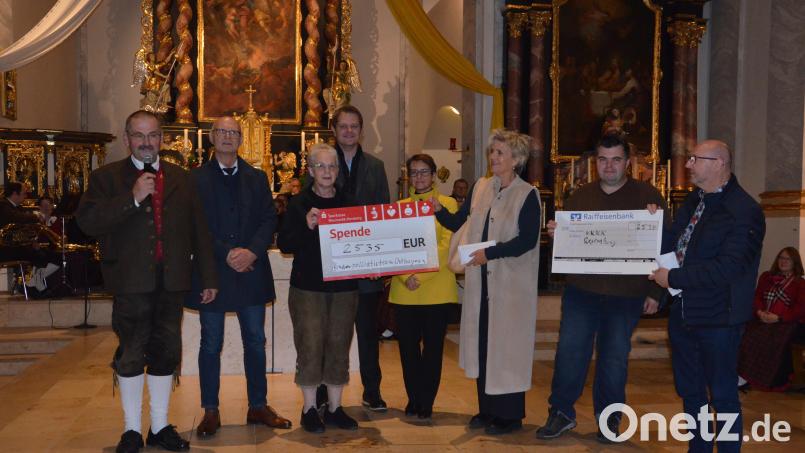 Beim Benefizkonzert &quot;Gemeinsam gegen Leukämie&quot; in der Pfarrkirche St. Michael in Lauterhofen kamen 5070 Euro zusammen. Bild: Josef Graf
