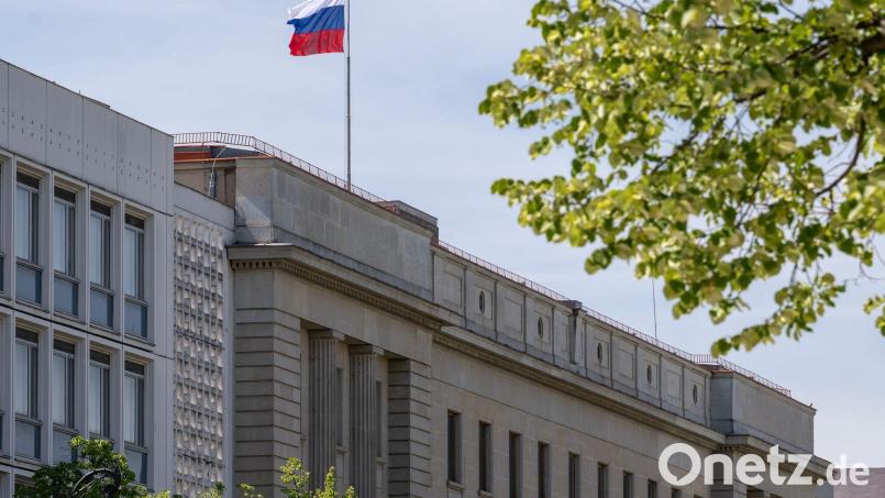 Das Personal der russischen Botschaft in Berlin wird künftig nicht mehr einfach so in andere EU-Staaten reisen dürfen. (Archivbild) Bild: Soeren Stache/dpa
