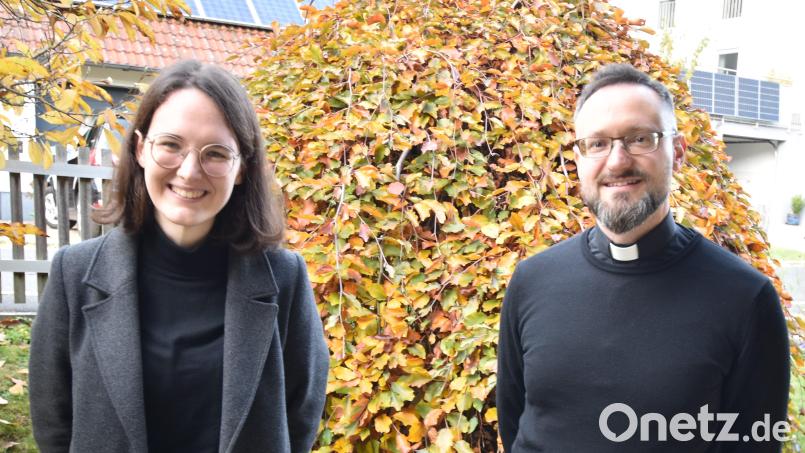 Die neue pastorale Mitarbeiterin im Pfarrverband Illschwang/Kastl/Ursensollen Carolin Streller mit dem zuständigen Pfarrer Johannes Arweck. Bild: no