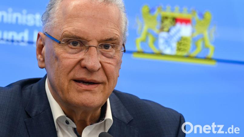 Für Bayerns Innenminister Herrmann ist die Entscheidung aus Karlsruhe eine gute Nachricht. (Archivbild) Bild: Arne Dedert/dpa