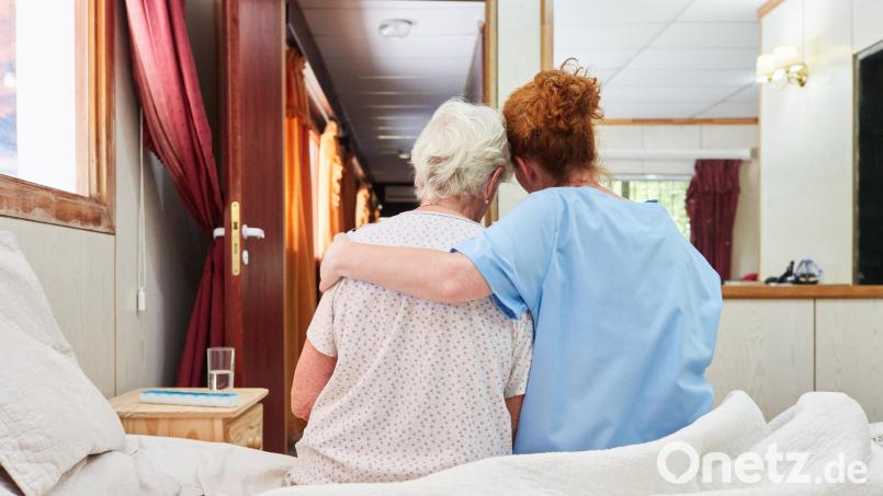 Die Caritas in Grafenwöhr bietet seit Oktober eine neue ambulante Versorgung an. Die „Palliativ-Tour“ soll die Lebensqualität eines Patienten bis zu dessen Tod verbessern. Symbolbild: Robert Kneschke/Adobe Stock