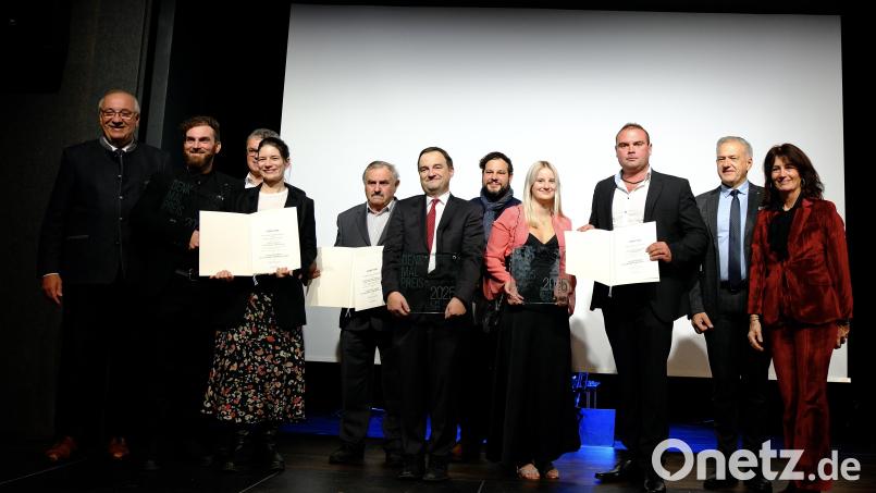 Die drei Denkmalpreise gingen an Sarah Fleischmann und Johannes Steidl (links), Anton Dünzinger (rechts daneben) und Marco Eckert (rechts). Bild: gsp