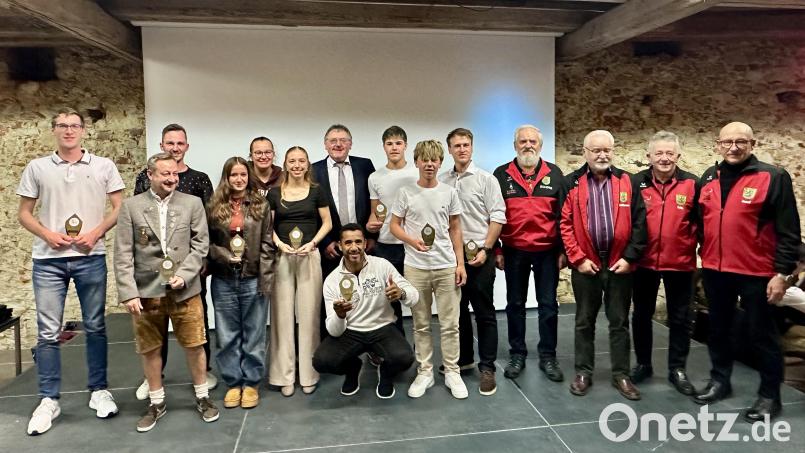 Die geehrten Sportlerinnen und Sportler mit Bürgermeister Hans-Martin Schertl. Bild: Stefanie Gradl