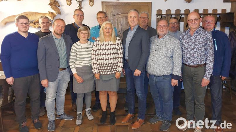 Mehrere Listenkandidaten hatten sich entschuldigt, die Herbstgrippe grassiert. Dafür bereicherten Unterstützer wie der ehemalige FDP-Bundestagsabgeordnete Ulrich Lechte (4.v.l.) das Bild. Bild: mfh