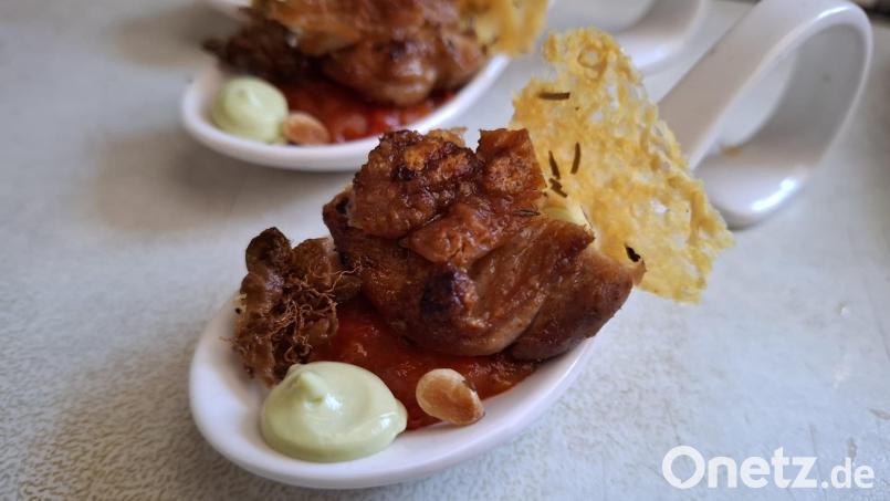 Pollo fino à la Punkrock: Winni Rudrofs Hähnchen, garniert mit Parmesan- und Selleriechips, Tomatenmarmelade, Rosmarin und frittierten Kapern. Bild: Winni Rudrof