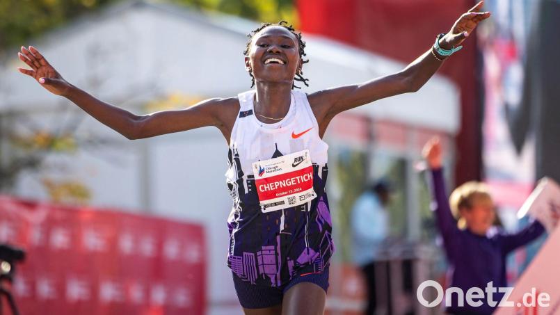 Ruth Chepngetich lief in Chicago als erste Frau einen Marathon unter 2:10 Stunden und wurde nun für drei Jahre gesperrt. Bild: Tess Crowley/Chicago Tribune/AP/dpa