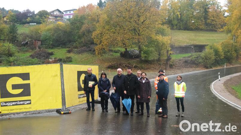 Landrat Thomas Ebeling, seine Stellvertreter und Vertreter der Verwaltung und der Baufirma gaben das sanierte 180 Meter lange Teiltück der Kreisstraße SAD 5 zwischen Naabeck und Wiefelsdorf für den Verkehr frei. Bild: Hirsch