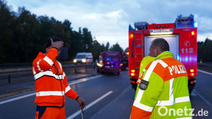 Der folgenschwere Unfall am Mittwoch auf der A 93 gibt weiterhin Rätsel auf. Nun hofft die Verkehrspolizei Weiden auf Zeugen. Bild: news5/Malte Tiedemann