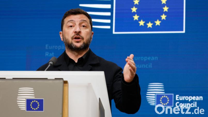 Der ukrainische Staatschef Wolodymyr Selenskyj hat bei einer Pressekonferenz in Brüssel China eine Unterstützung von Russland vorgeworfen. Bild: Geert Vanden Wijngaert/AP/dpa